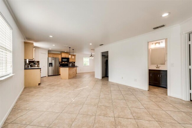 Building Photo - 633 Rose Garden Dr