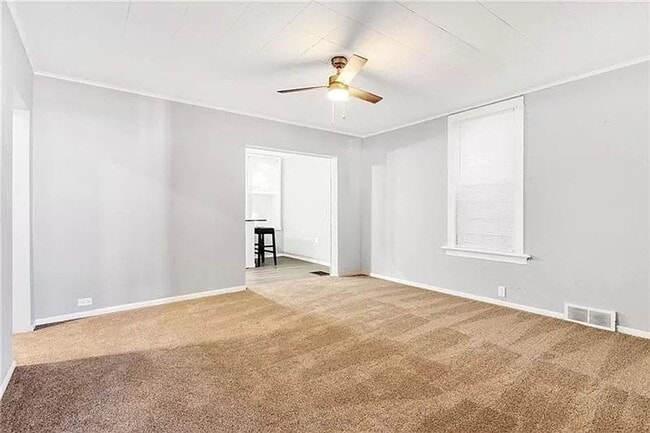 Building Photo - 2 bed 1 bath - newly updated top to bottom...