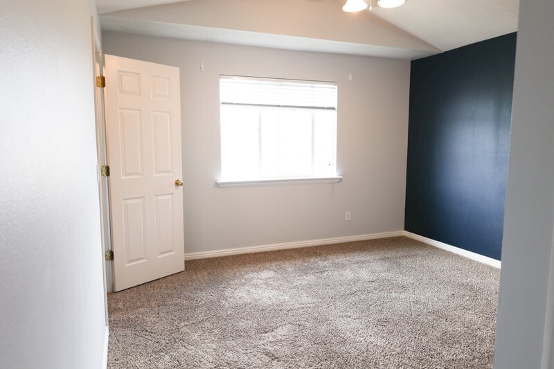 Building Photo - 8116 N Ridge Loop W
