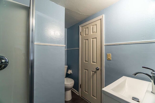 Building Photo - Updated Efficiency Apartment with Modern Kitchen & Bath – Pets Welcome!