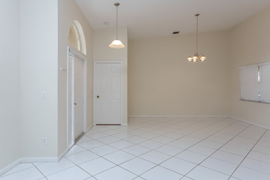 Building Photo - 1200 Columbine Pl