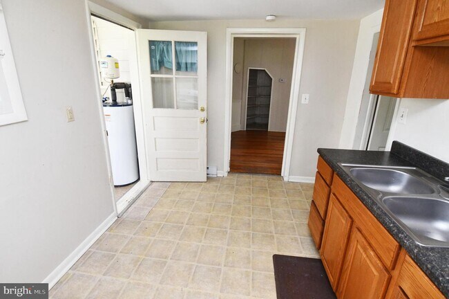 Building Photo - 122 E Monmouth St