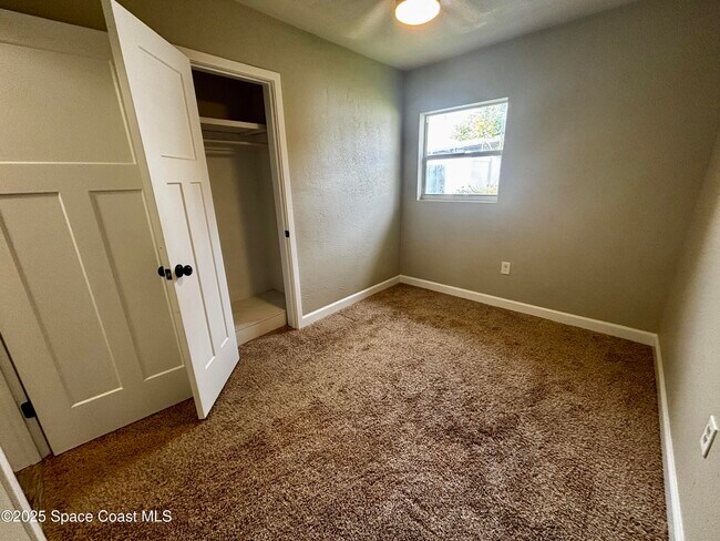 Building Photo - 1525 Island Dr