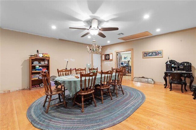 Building Photo - 1528 Schnell Dr