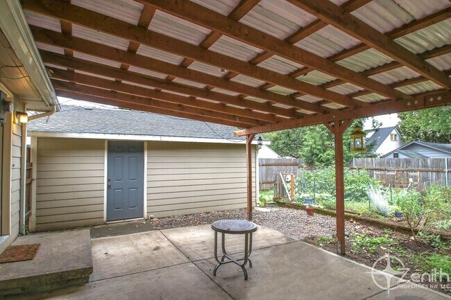 Building Photo - 2618 E 26th St