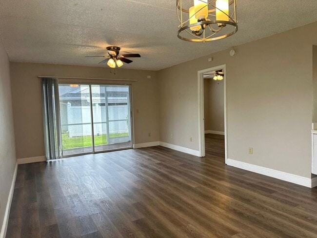 Building Photo - First Floor 2/2 Condo at Pine Shadows in O...
