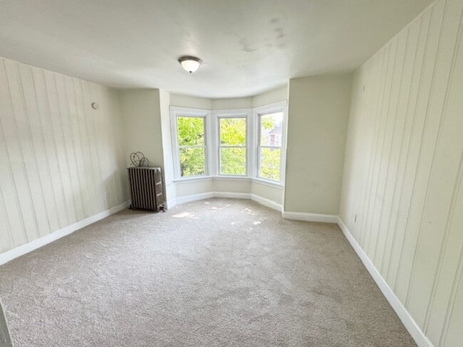 Building Photo - 5 Bedroom Semi-Detached Spacious Home