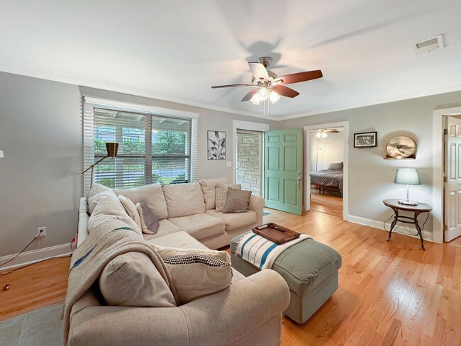 Building Photo - Large 4 bedroom, 3 bath home recently updated near Chickasaw Gardens