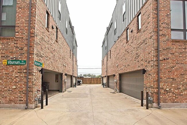 Building Photo - 1405 Bronson Ct