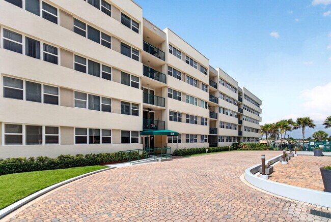 Building Photo - 1236 Hillsboro Mile