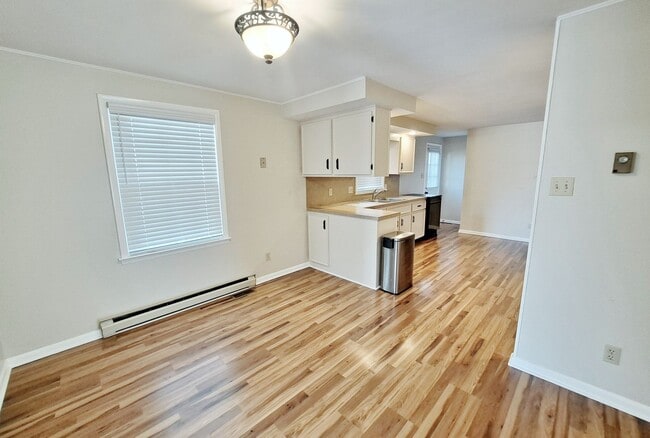 Building Photo - 3 Bed / 1-1/5 Bath Single Family Home w/Attached 2-Car Garage