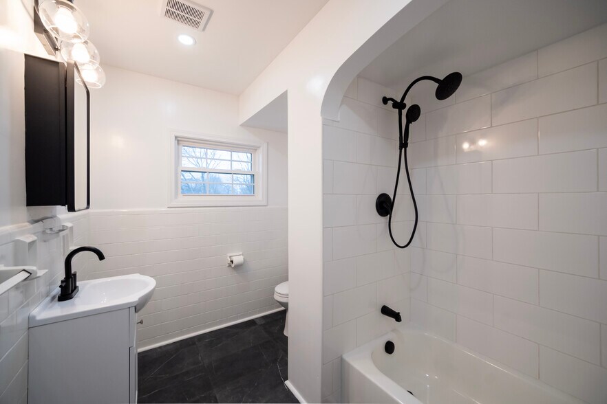 Building Photo - 10 Wampanoag Trl