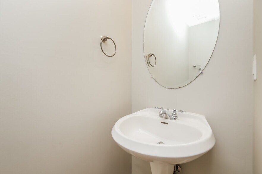 Building Photo - 1405 Buckingham Pl