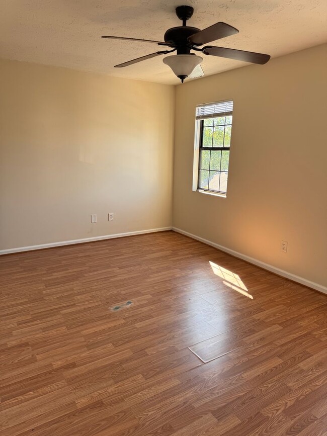 Building Photo - 3 Bedroom || 2.5 Bathroom Townhouse