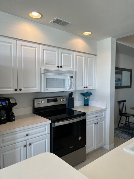 Building Photo - 16635 Lake Circle Dr