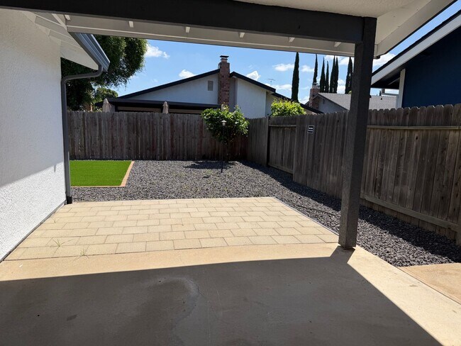 Building Photo - Absolutely gorgeous 3 bedroom 2 bath house