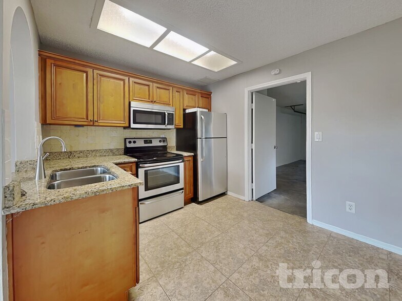 Building Photo - 1009 Jamaica Way