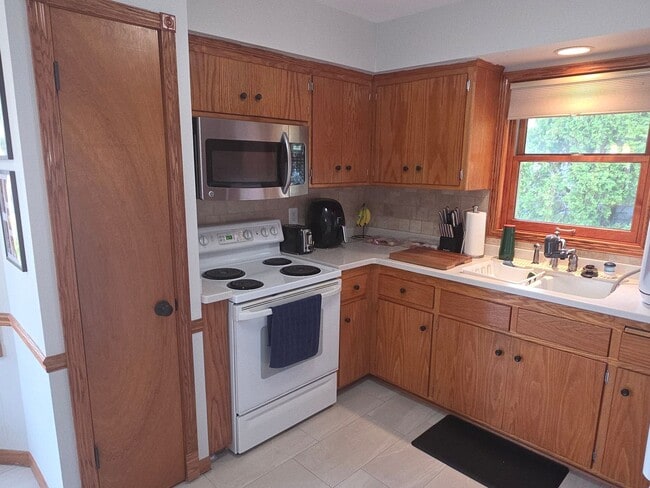 Building Photo - Updated 3 bedroom Racine ranch