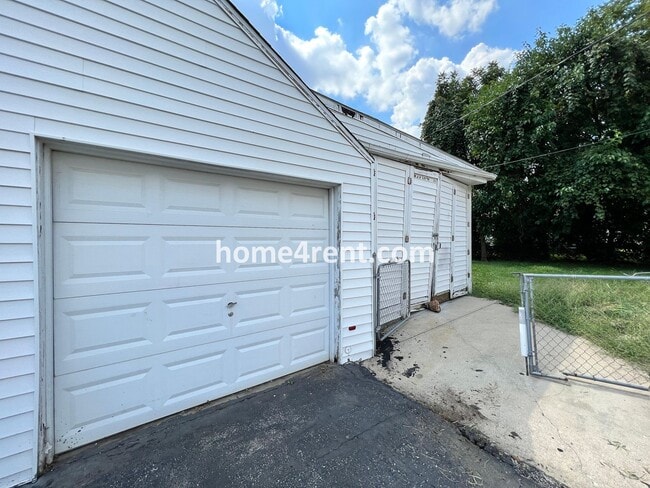 Building Photo - Cozy Ranch Style Home in KCMO w/ Wood Floors and a Fenced in Yard!
