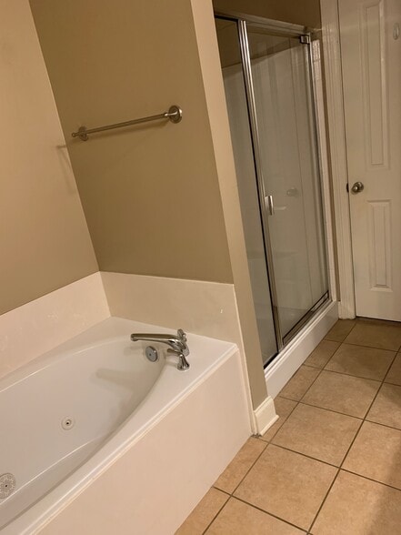 Separate shower and garden tub - 4000 McHugh Rd