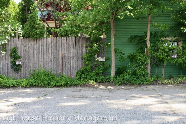Building Photo - 231 Lyon St NE