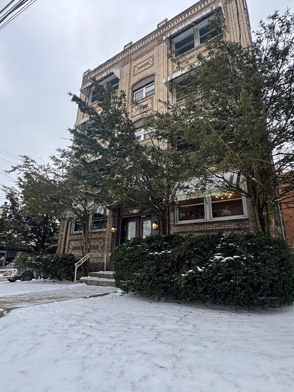 Building Photo - 2903 Voelkel Ave