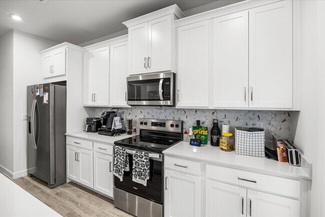 Building Photo - 14042 SW Thorens Dr