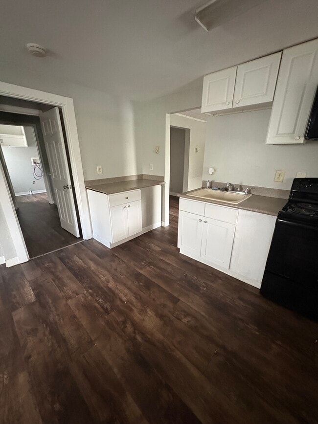 Building Photo - 633 Main St