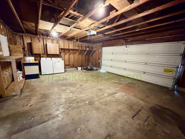 Building Photo - Wonderful 3-bedroom 2 Bath House in SE Portland!