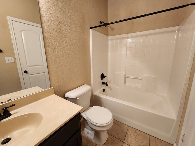 Building Photo - 3/2/2 Duplex Close To Creekside Shopping C...
