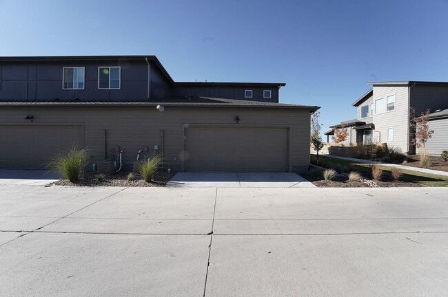 Building Photo - 3 bed, 2.5 bath Townhome in Mosaic Neighborhood