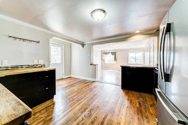 Building Photo - 59 Barry St