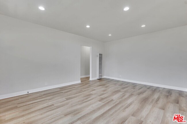 Building Photo - 713 W 118th St
