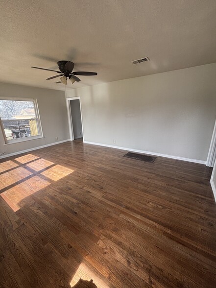 Building Photo - 206 E Belknap St