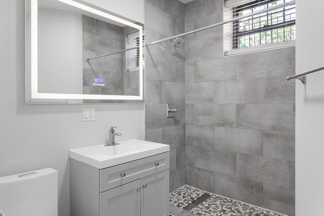 Building Photo - 1062 W Glenlake Ave