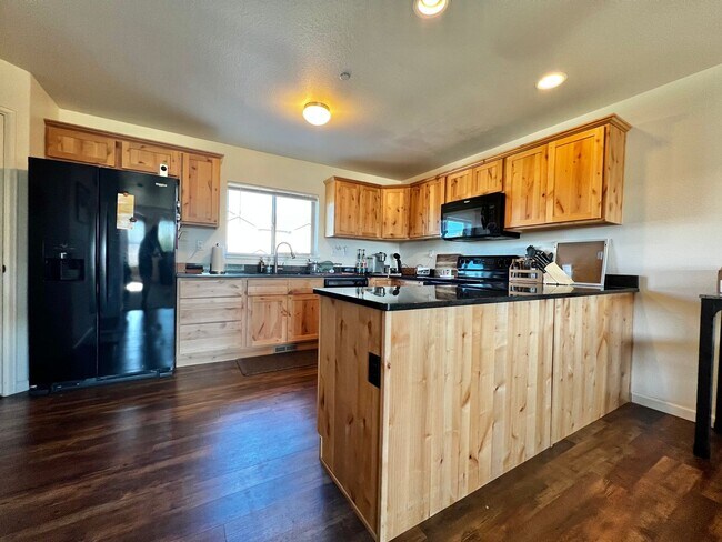 Building Photo - 2 Bedroom 2.5 bathroom Townhouse in Greeley