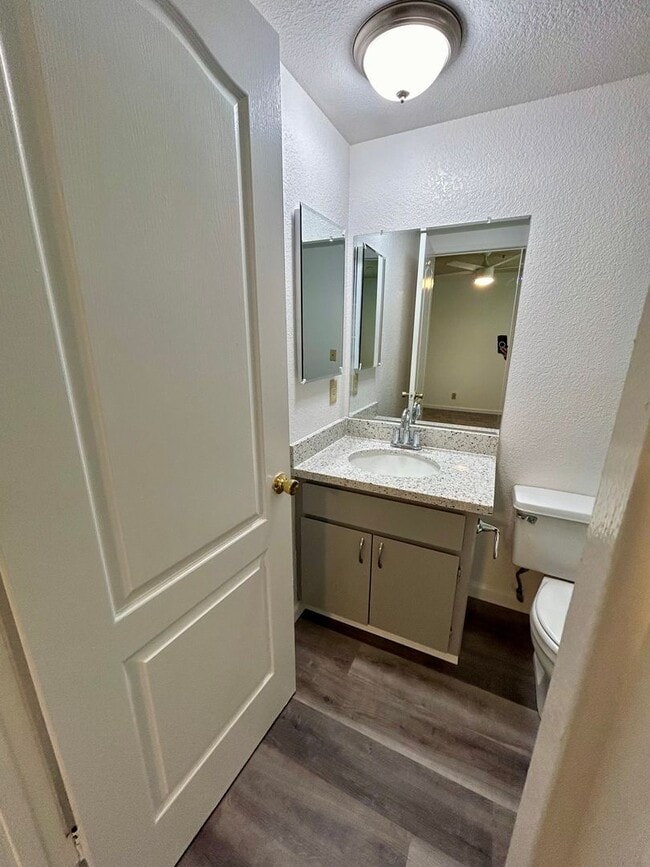 Building Photo - Redwood Glen Townhouse!  Totally remodeled!