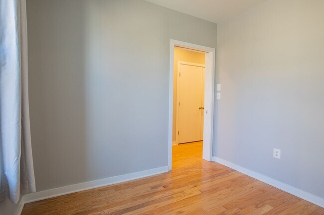 Building Photo - Gorgeous 4 BR/3.5 BA EOG Townhome in Silve...