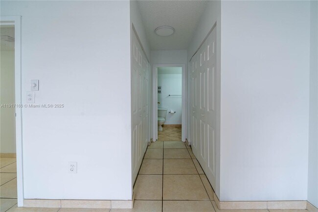 Building Photo - 2500 NE 135th St