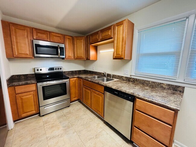 Building Photo - 100 Edgewood Ln