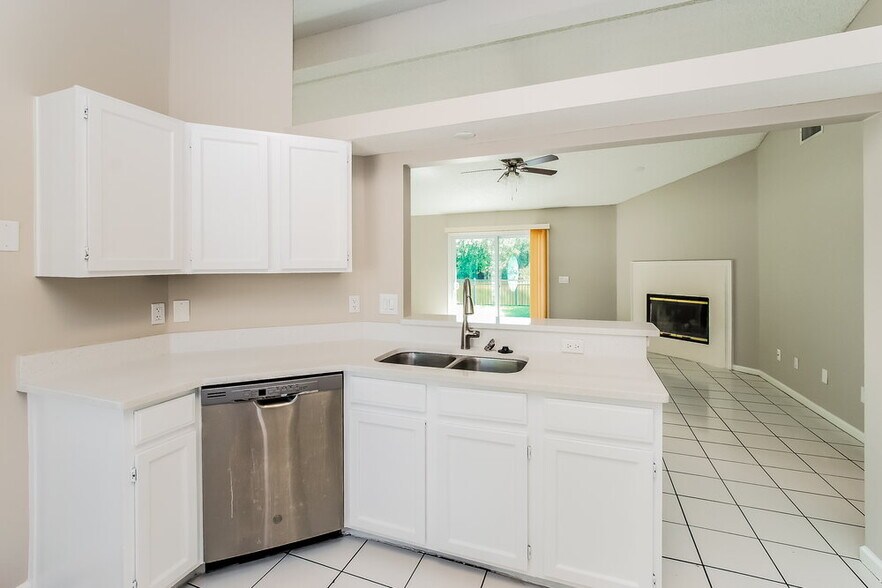Building Photo - 3750 Barbizon Cir S