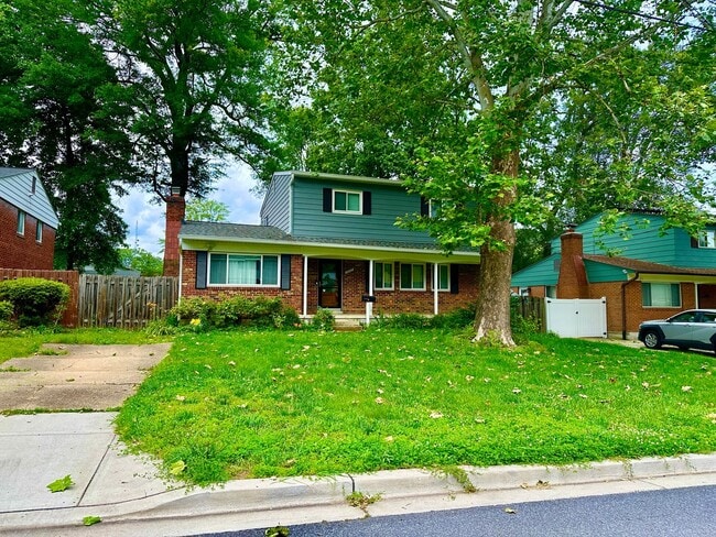 Building Photo - 5 Bedroom 2.5 Bathroom! Parking! Pets Welc...