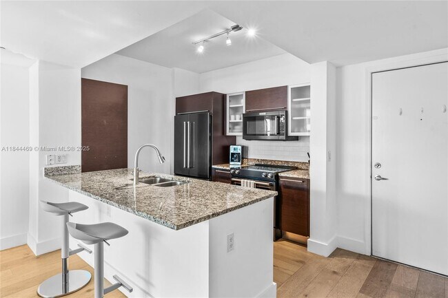 Building Photo - 951 Brickell Ave