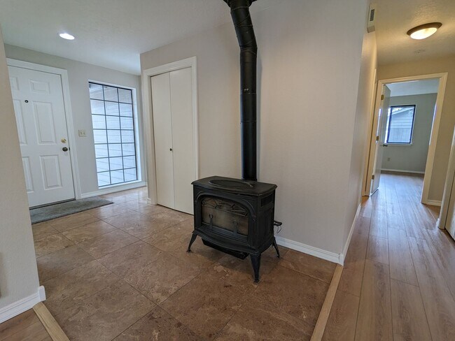 Building Photo - Charming 3x2 on Cul-de-sac with a double-car garage and fenced backyard near Hollinshead Park in ...