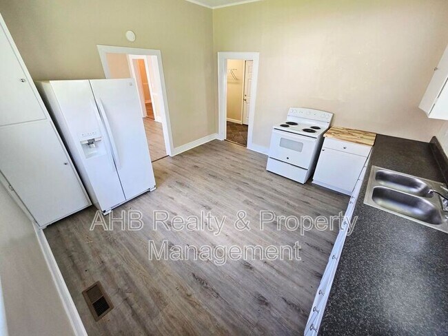 Building Photo - 511 S Flanner St