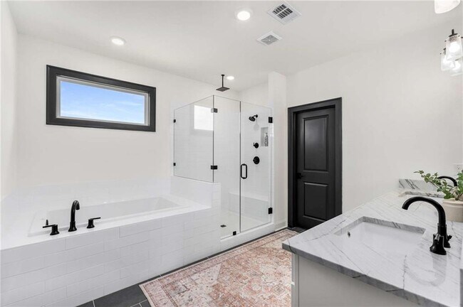 Building Photo - 520 Walden Glen Ln