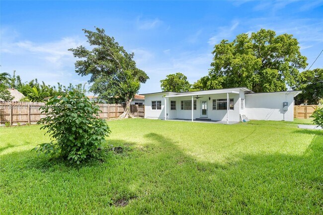 Building Photo - 1581 Normandy Dr