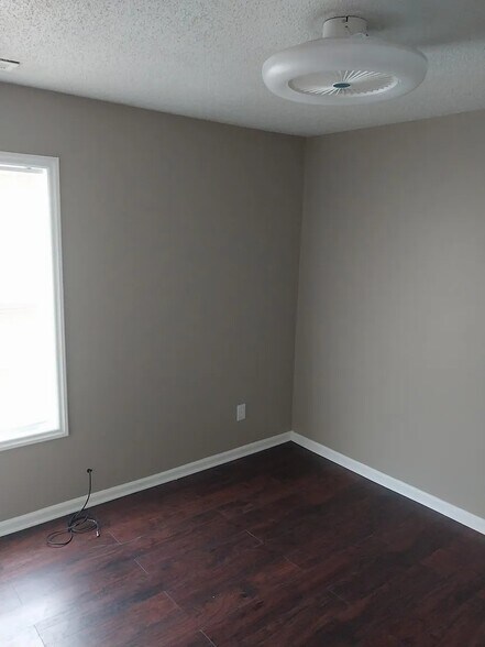 Building Photo - 1716 Pebble Ridge Dr