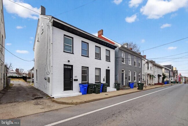 Primary Photo - 141 S Locust St