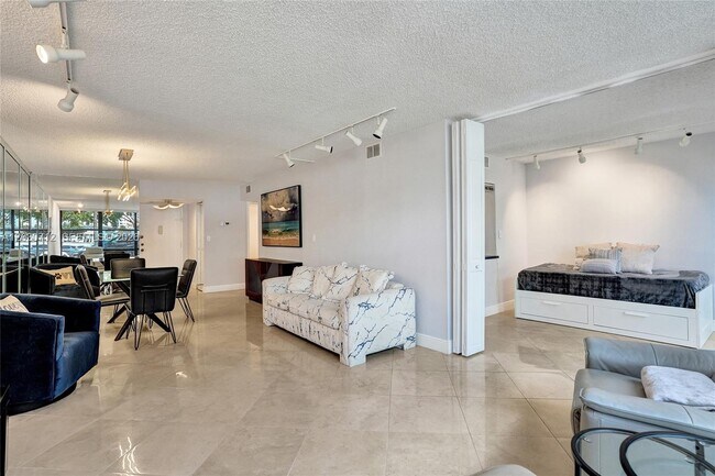 Building Photo - 1000 Parkview Dr